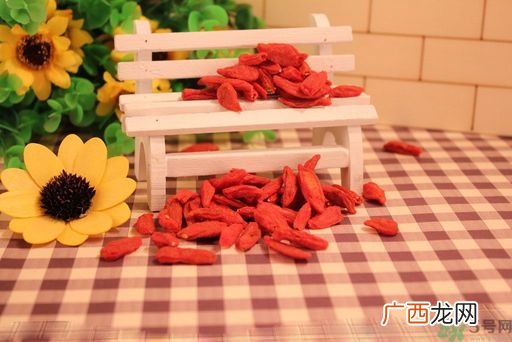 枸杞干吃好还是泡水好？枸杞怎么吃效果最好？