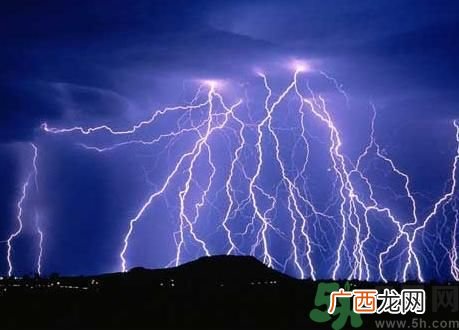 一家人扫墓遭雷击是怎么回事？出行怎样避雷？