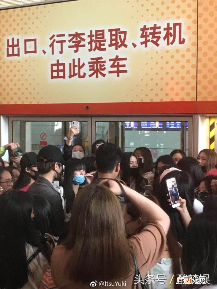 维护蔡徐坤，粉丝维护秩序自发组成人墙护送蔡徐坤