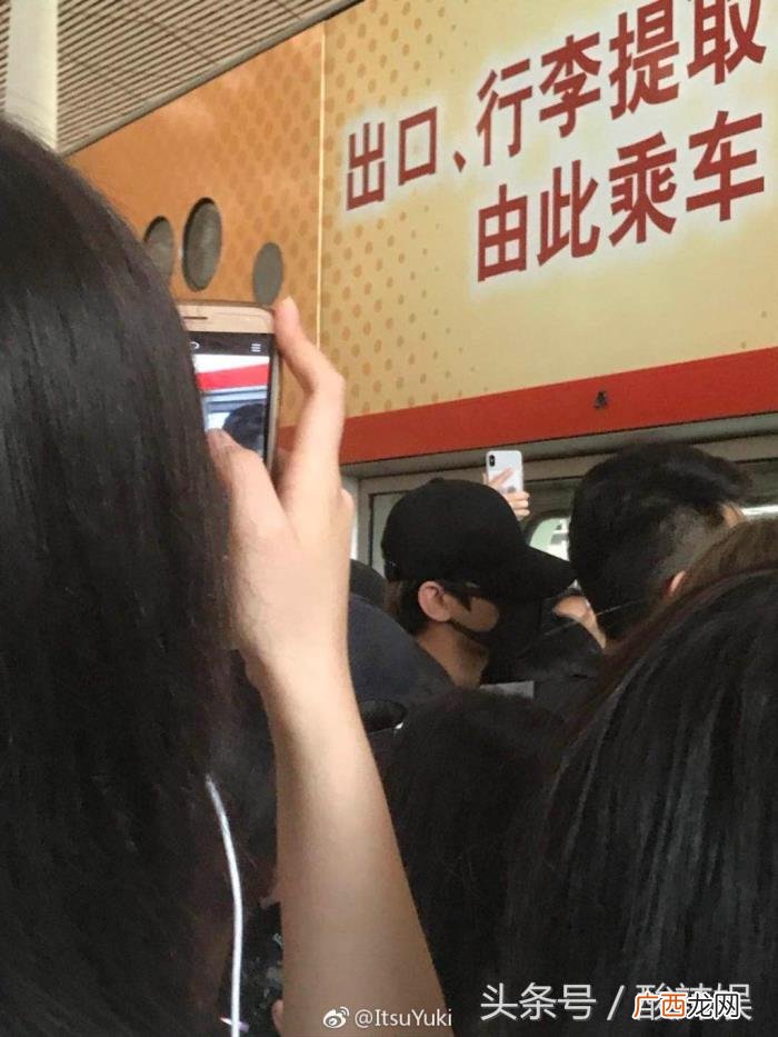 维护蔡徐坤，粉丝维护秩序自发组成人墙护送蔡徐坤