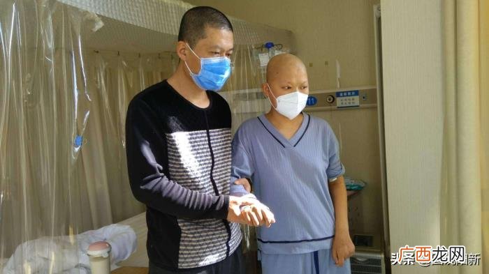 学霸姐姐查出白血病伤心痛哭 伤心绝望的图片