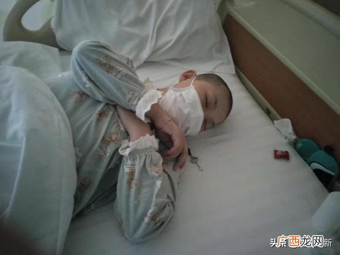 学霸姐姐查出白血病伤心痛哭 伤心绝望的图片