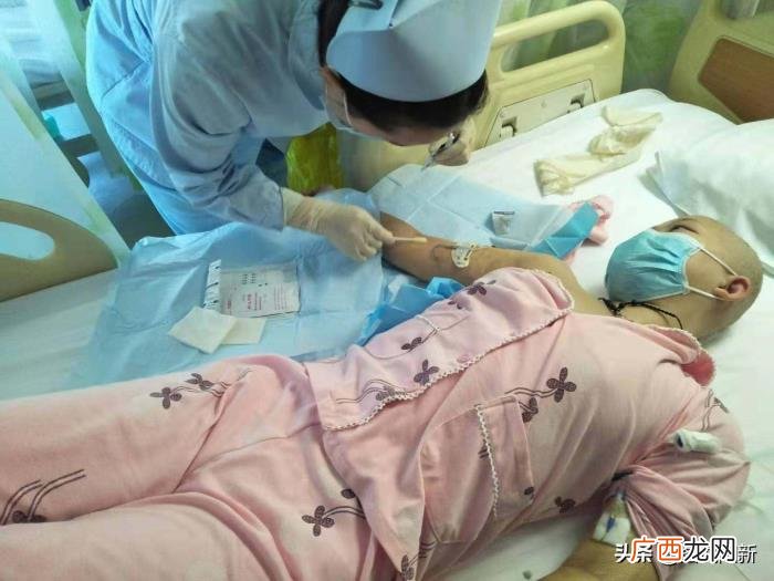 学霸姐姐查出白血病伤心痛哭 伤心绝望的图片