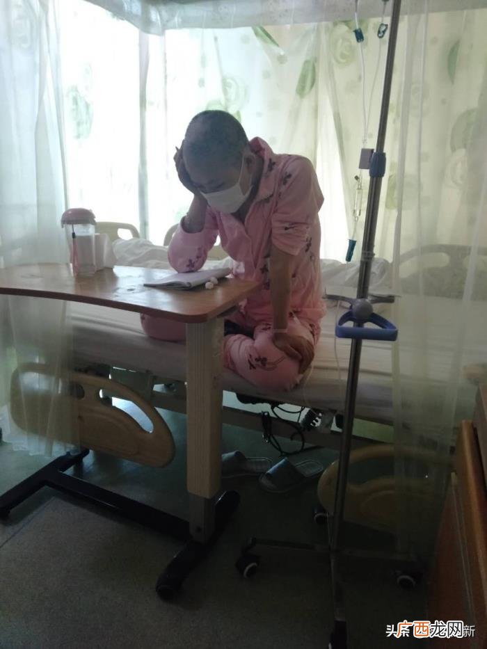 学霸姐姐查出白血病伤心痛哭 伤心绝望的图片