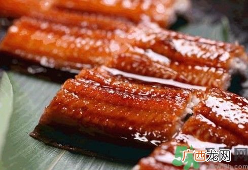 韩国餐厅烤活鳗鱼你敢吃吗?活鳗鱼怎么做好吃?
