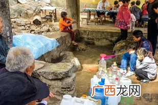翻山排队取灵水灵水真的能治病吗?