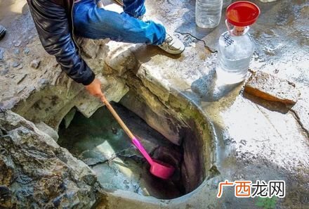 市民翻山排队取灵水是怎么回事？灵水在哪里？