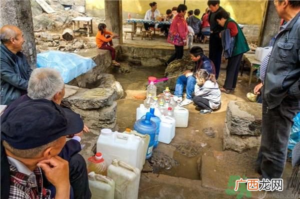 市民翻山排队取灵水是怎么回事？灵水在哪里？