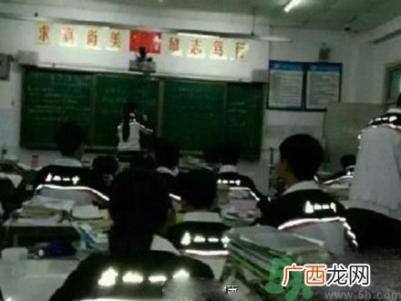 校服带反光标志防早恋是怎么回事？校服为什么要带反光标志？