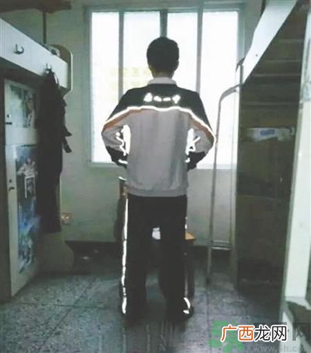 校服带反光标志防早恋是怎么回事？校服为什么要带反光标志？