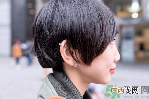 小伙戴耳钉长出大肉瘤,乱打耳洞的危害?