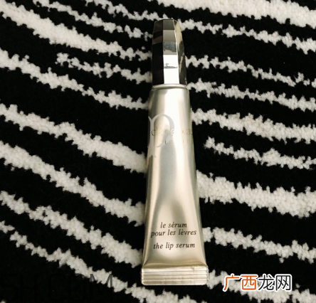 cpb唇部精华和lamer润唇膏搭配好用吗？cpb唇部精华怎么样？