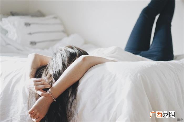 女生深爱一个人的表现，其实是深爱你的迹象