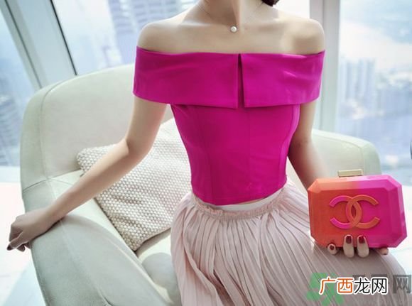一字肩衣服适合什么人？一字肩衣服怎么穿？