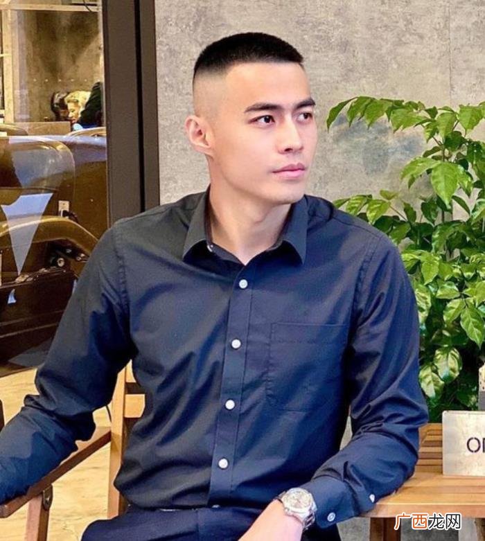 长脸适合什么发型男生，很适合剪寸头发型
