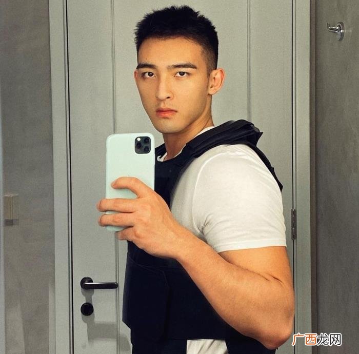 长脸适合什么发型男生，很适合剪寸头发型