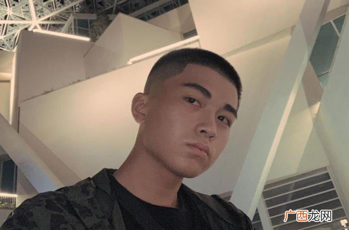 长脸适合什么发型男生，很适合剪寸头发型
