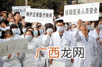 警方鸣枪威慑医闹死亡幼儿母亲吓跪