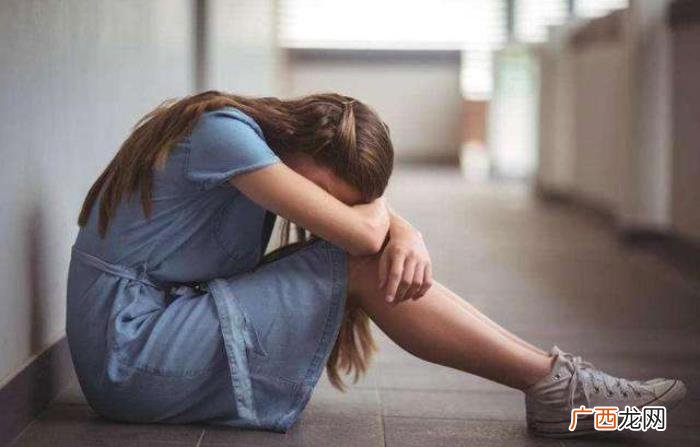 女生夹腿是什么意思，女孩夹腿被妈妈骂不要脸