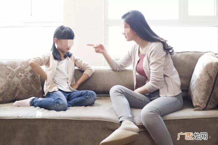 女生夹腿是什么意思，女孩夹腿被妈妈骂不要脸