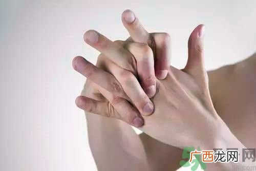 掰手指关节为什么会响?掰手指关节响有危害吗