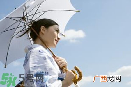太阳伞黑胶在里面好还是在外面好遮阳伞黑胶在外面好还是里面好