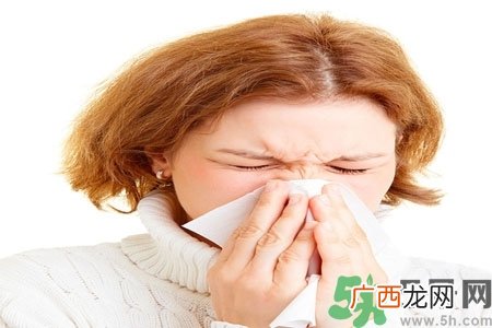 怎么样用生理盐水清洗鼻腔？用生理盐水清理鼻腔的方法？