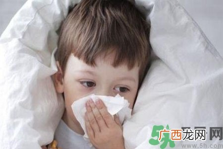 怎么样用生理盐水清洗鼻腔？用生理盐水清理鼻腔的方法？