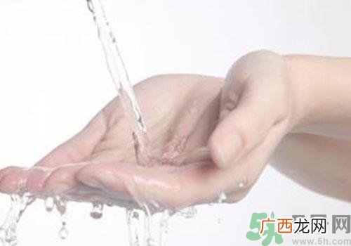高锰酸钾染手上了怎么办?高锰酸钾染手上了怎么洗掉?
