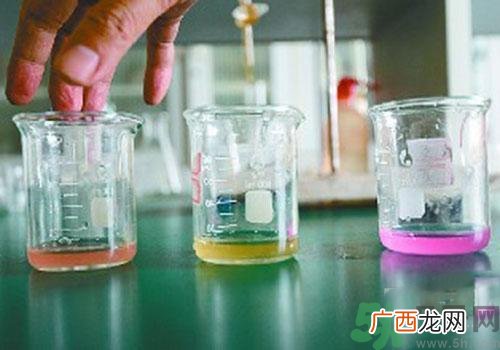 高锰酸钾染手上了怎么办?高锰酸钾染手上了怎么洗掉?