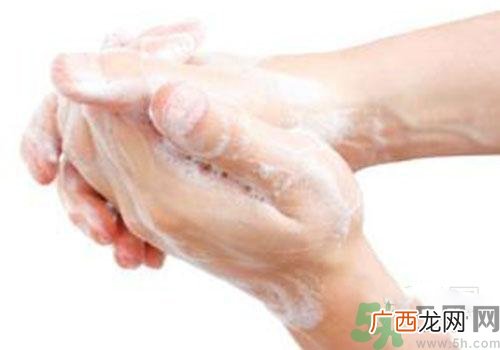 高锰酸钾染手上了怎么办?高锰酸钾染手上了怎么洗掉?