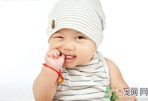 成人咬手指是什么原因?成人咬手指是缺什么
