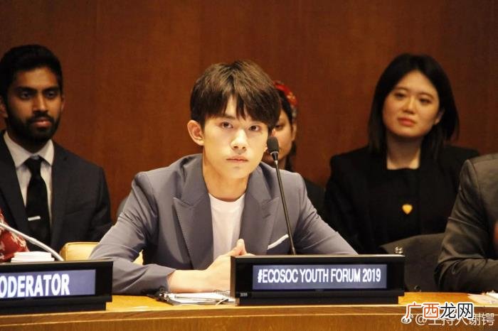 易烊千玺联合国演讲图片，易烊千玺联合国英文发言图片