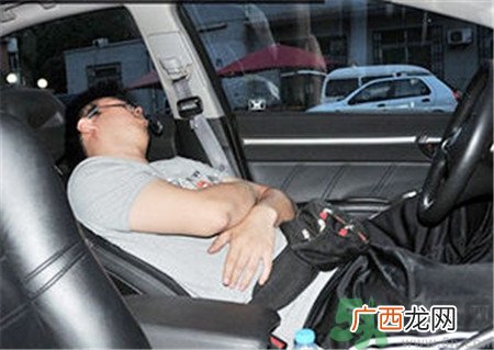 男子车停路边吹空调中毒,车内吹空调会中毒吗?
