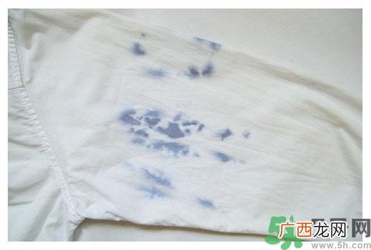 衣服长黑点怎么洗掉？衣服上长霉点怎么去除？