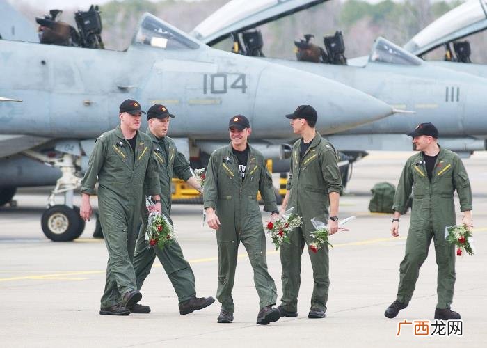 连体工装服，美空军飞行员为何喜欢穿绿色连体工装