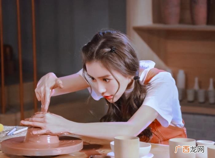 杨颖背带裤，杨颖身穿背带裤内搭白色T恤认真学习陶艺