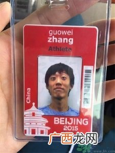 张国伟的证件照是怎么通过审查的?证件照怎么拍才好看?