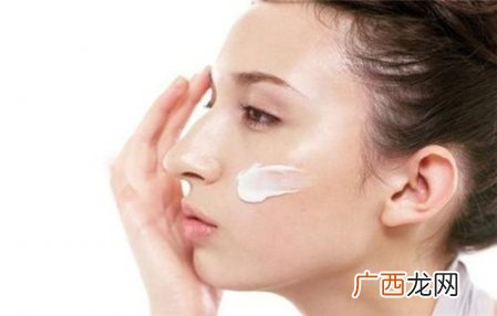 脸上皮肤干燥怎么办如何补水