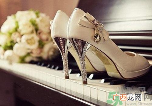 扁平足可以穿高跟鞋吗?扁平足适合穿什么鞋?