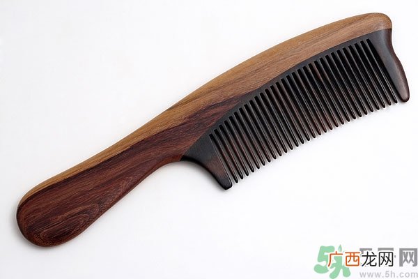 木梳子梳头有什么好处?木梳子好还是塑料的好
