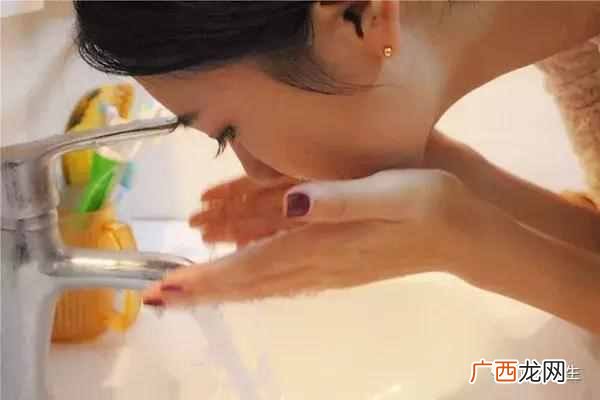 嘴角长痘痘是什么原因（嘴角长痘痘教你几招调
