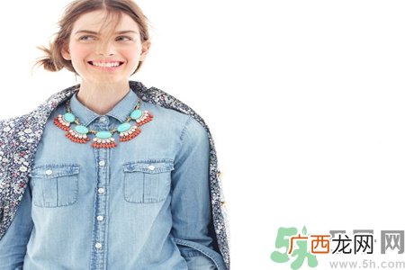 白衣服被染色怎么办？衣服染色去除小窍门