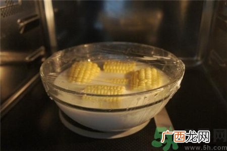 保鲜膜可以放进微波炉吗?保鲜膜能放微波炉加热吗?