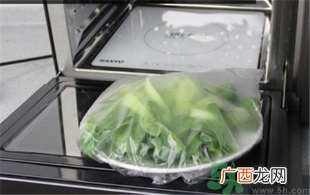 保鲜膜可以放进微波炉吗?保鲜膜能放微波炉加热吗?