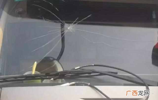 挡风玻璃出现裂痕怎么办？保护挡风玻璃教你3招