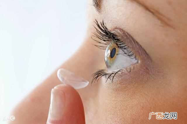 隐形眼镜怎么带？美妆达人教你一招秒戴隐形眼