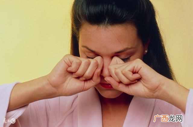 隐形眼镜怎么带？美妆达人教你一招秒戴隐形眼