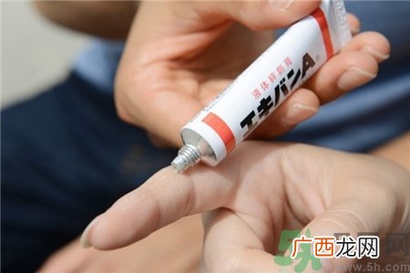 液体创可贴怎么撕下来?液体创可贴怎么去除?