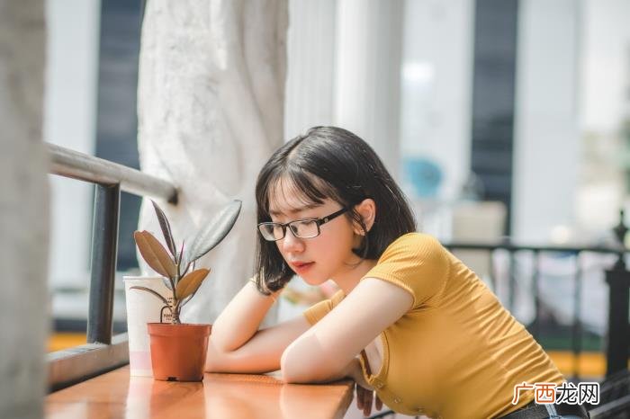 女生暗恋你最准的表现，女人暗恋你的四个征兆